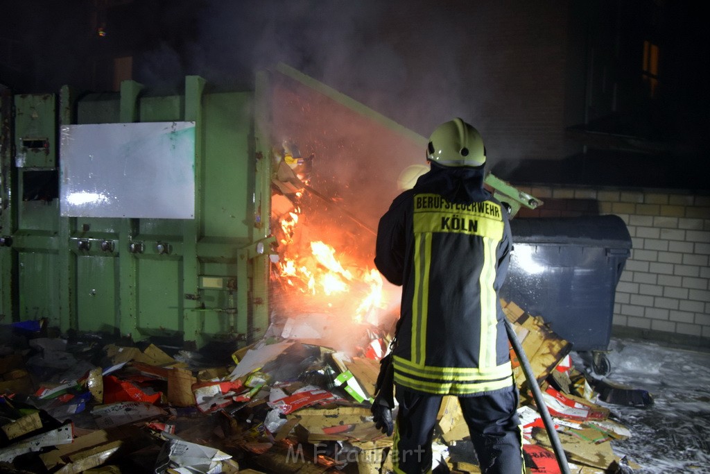 Feuer Papp Presscontainer Koeln Hoehenberg Bochumerstr P293.JPG - Miklos Laubert